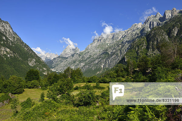 Albanien Albanische Alpen Berggipfel über dem Valbona-Tal Valbona-Nationalpark