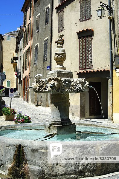 Springbrunnen  Brunnen  Fontäne  Fontänen  Landstraße  Dorf  Provence - Alpes-Cote d Azur  Zierbrunnen  Brunnen  Valensole