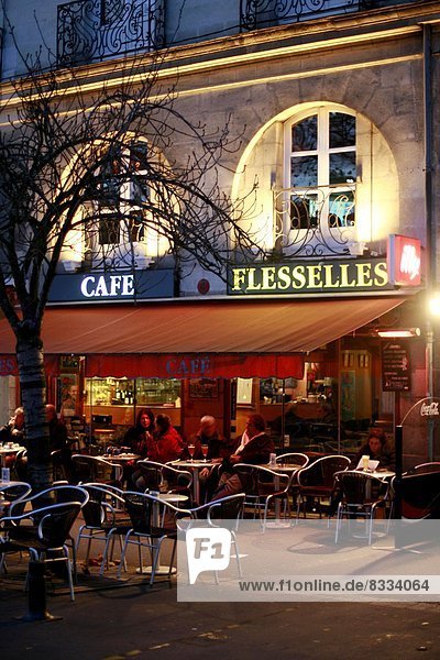 'Nantes (44) : ''Le Flesselles'' café  one of the most lively bars of the town centre  café-concert and meeting place for artists. Night view from the busy terrace. 2008'