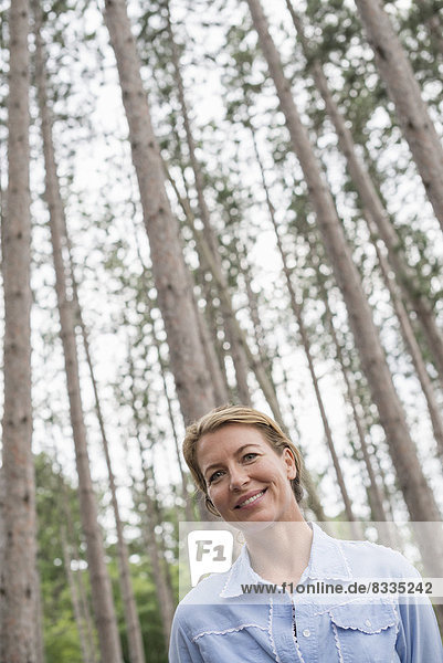 zwischen inmitten mitten Wasserrand stehend Frau Baum See neu
