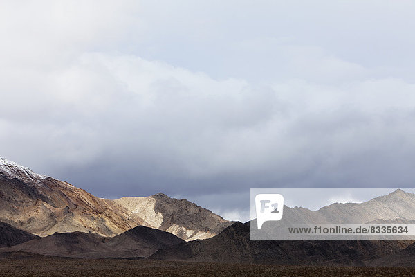 Schneebedeckte Berge und ein unheilvoller Himmel  in den Panamint Mountains  im Death Valley National Park.