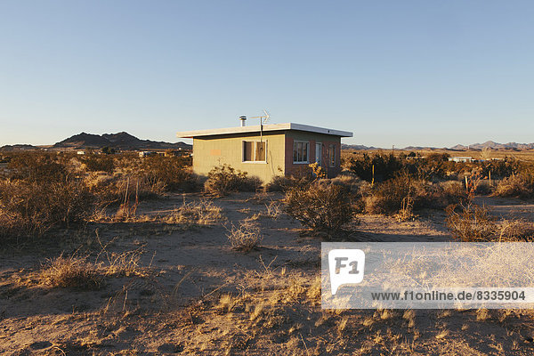 Ein kleines verlassenes Gebäude in der Wüstenlandschaft von Mojave.