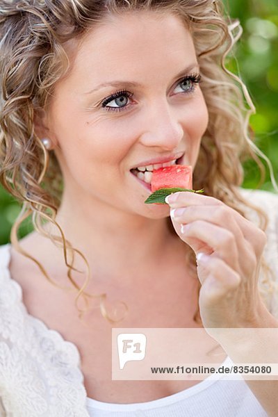 Frau  lächeln  Party  Garten  Wassermelone  essen  essend  isst