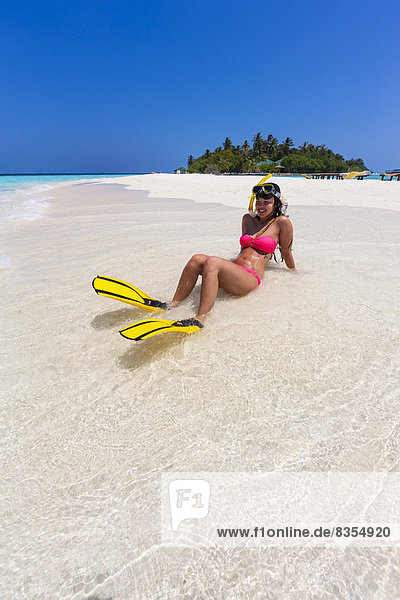 Frau mit Schwimmflossen und Taucherbrille sitzt auf einer Sandbank  Indischer Ozean  Malediven
