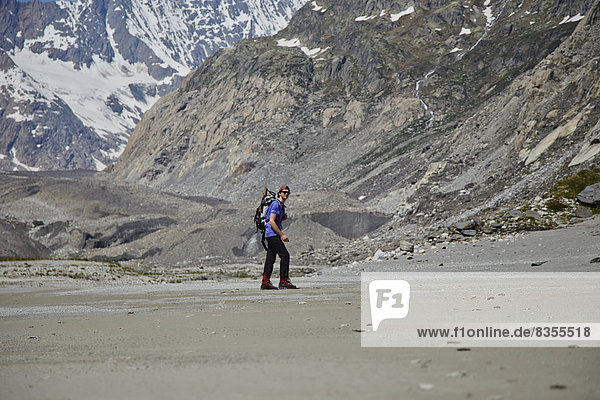 Mann wandert am Lauteraargletscher  Berner Oberland  Schweiz