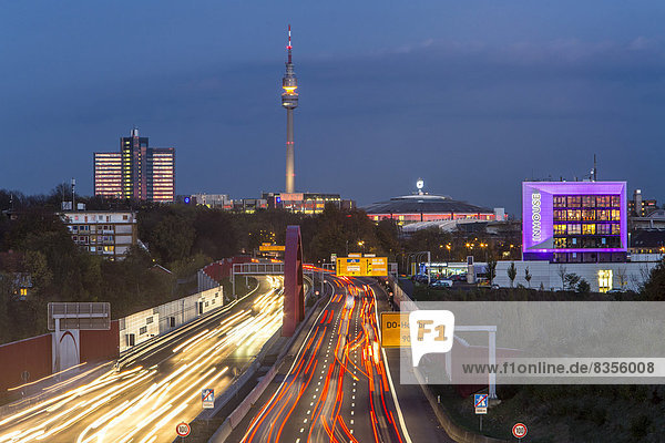 Autobahn A40 oder Ruhrschnellweg mit der Skyline von Dortmund  hinten der Florianturm  Dortmund  Nordrhein-Westfalen  Deutschland