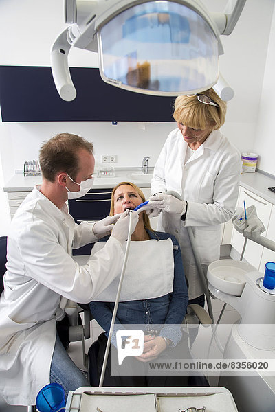Frau beim Zahnarzt  bei einer Behandlung  Deutschland