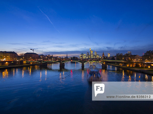 Ignatz-Bubis-Brücke  dahinter die Skyline von Frankfurt  Frankfurt am Main  Hessen  Deutschland