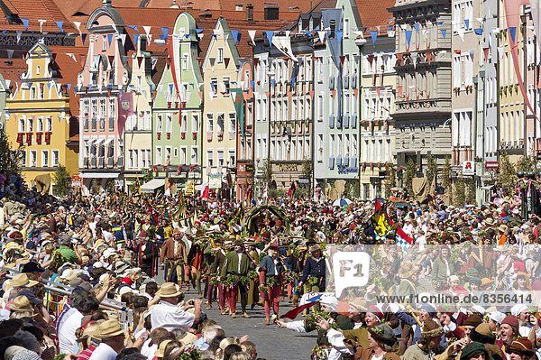 'Hochzeitszug in mittelalterlichen Kostümen zum Fest ''Landshuter Hochzeit 1475''  Altstadt  Landshut  Niederbayern  Bayern  Deutschland'