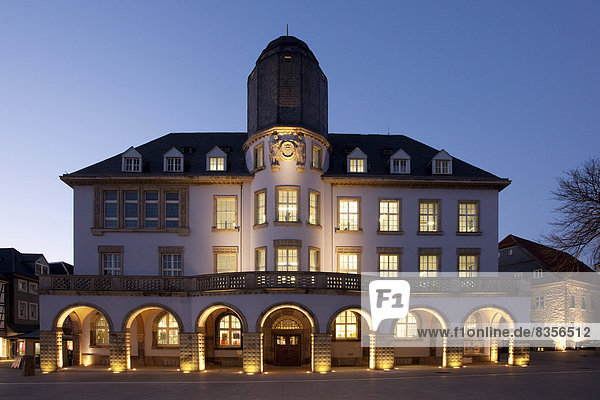 Das beleuchtete Alte Rathaus  Menden  Nordrhein-Westfalen  Deutschland