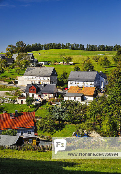 Deutschland  Sachsen  Hinterhermsdorf  Stadtbild mit Oberlausitzer Häusern