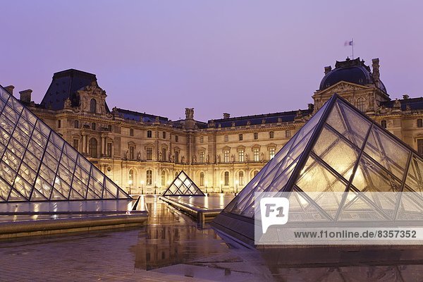 pyramidenförmig  Pyramide  Pyramiden  beleuchtet  Paris  Hauptstadt  Frankreich  Europa  Nacht  Museum  Louvre  Pyramide