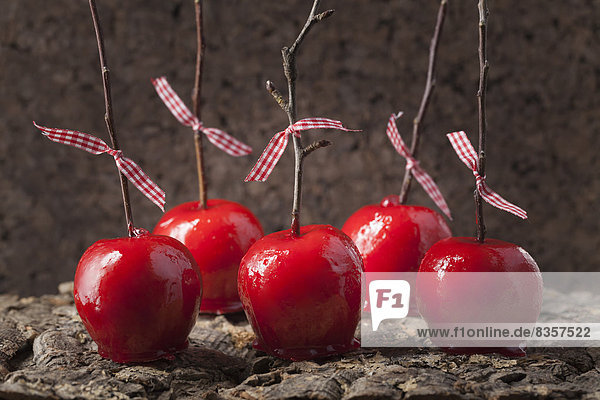 Kandierte Äpfel mit Ästen als Stock