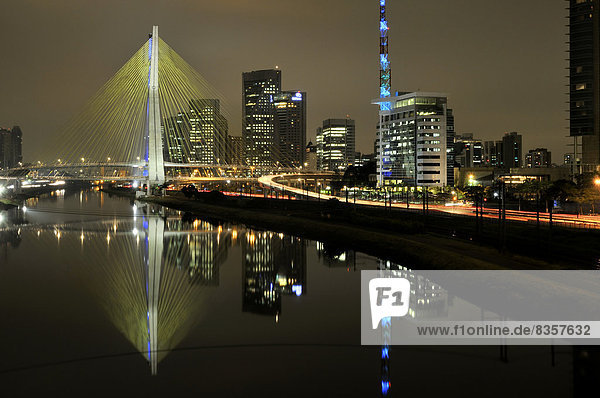 Brasilien Sao Paulo Bezirk Morumbi Wolkenkratzer Finanzzentrum Brücke Octavio Frias de Oliveira