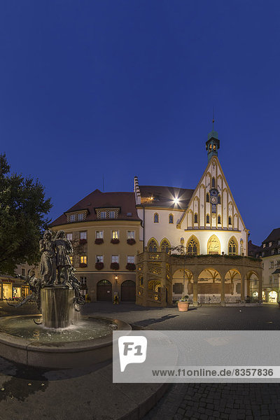 Deutschland  Bayern  Amberg  Blick auf das gotische Rathaus mit Hochzeitsbrunnen