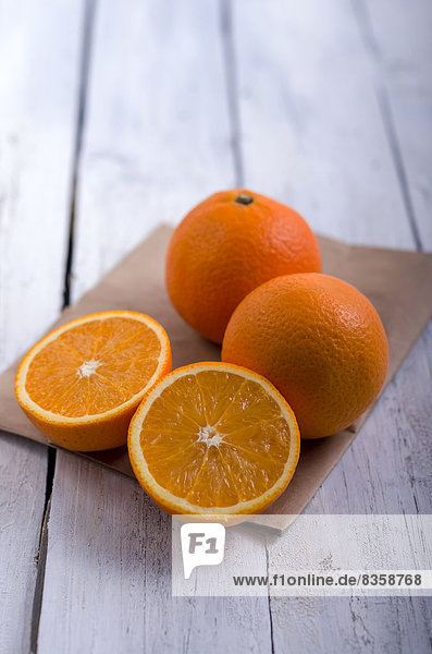 Bio-Orangen auf Holztisch  Studioaufnahme