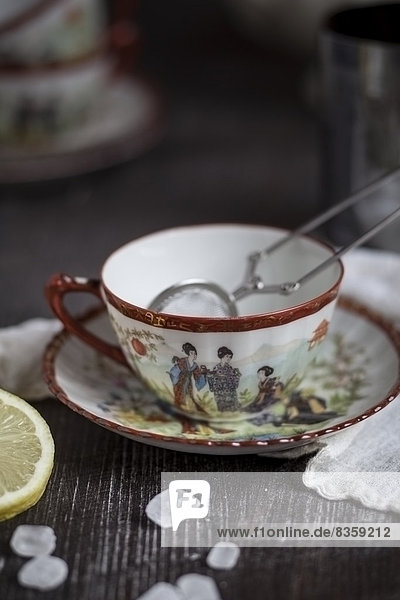 Teezubereitung mit japanischer Tasse  Teetrainer und Kandiszucker  Studioaufnahme