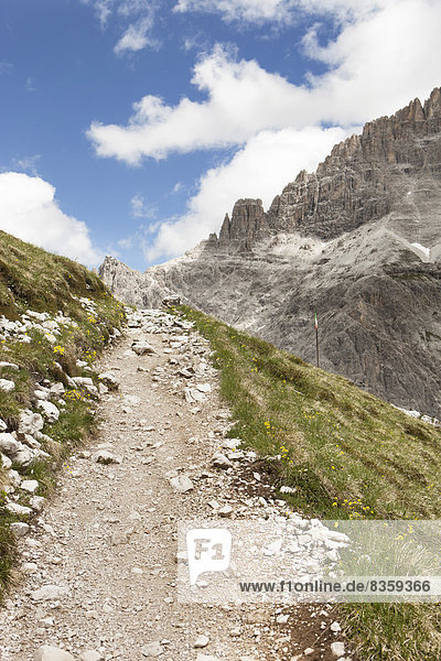 Italien  Südtirol  Dolomiten  Hochpustertal  Berglandschaft mit Wanderweg