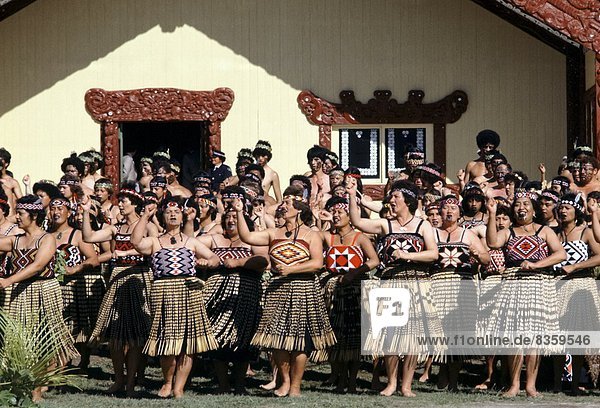 Frau Wohnhaus geselliges Beisammensein tanzen frontal Besuch Treffen trifft Volksstamm Stamm Maori neu