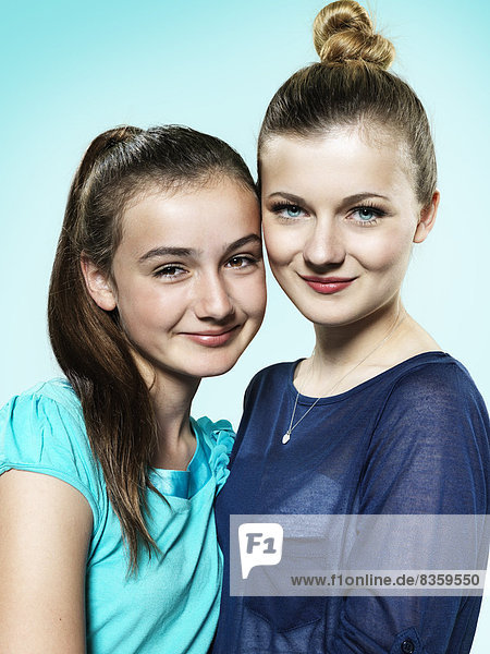 Porträt zweier junger Freundinnen  Studioaufnahme