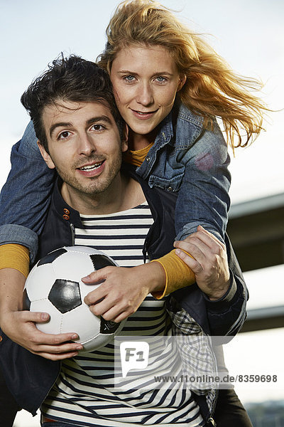 Deutschland  Düsseldorf  Junges Paar spielt Fußball