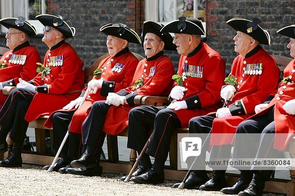 Tradition  London  Hauptstadt  Hut  Krankenhaus  schwarz  Monarchie  Kensington and Chelsea  Krieg  rot  Senior  Senioren