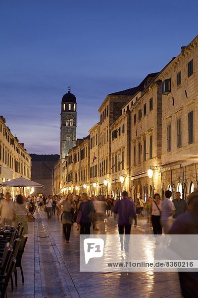 hoch  oben  beleuchtet  Europa  Mensch  Menschen  gehen  Cafe  Kroatien  Dubrovnik  Abenddämmerung