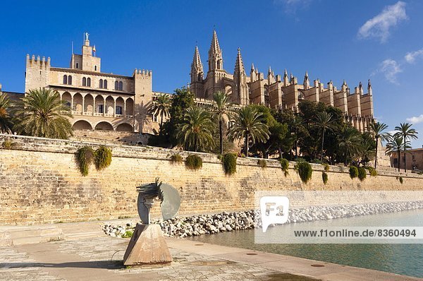 Royal Palace of La Almudaina and Cathedral of Santa Maria of Palma (La Seu)  Palma de Mallorca  Majorca  Balearic Islands  Spain  Mediterranean  Europe