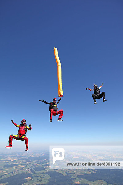Drei Personen beim Skydiving  Leutkirch im Allgäu  Baden-Württemberg  Deutschland  Europa