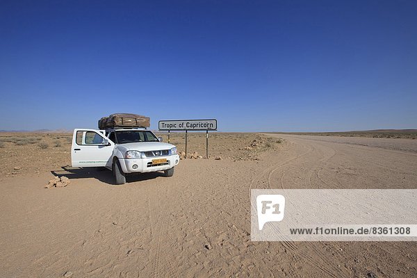 Straße in der Wüste  Tropic of Capricorn  Namibia  Afrika
