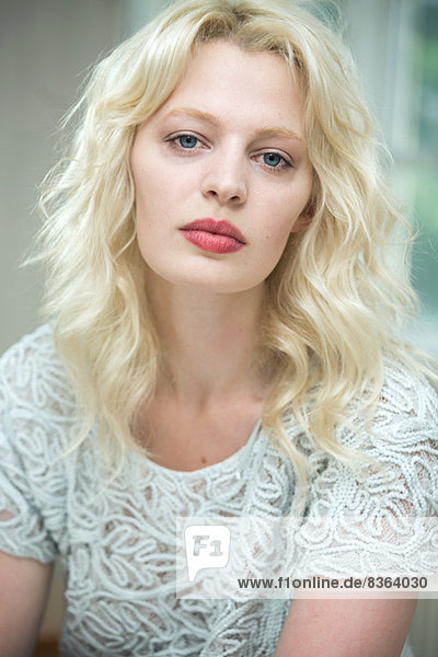 Porträt einer jungen blonden Frau