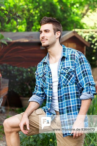 Porträt eines jungen Mannes mit blauem Karohemd