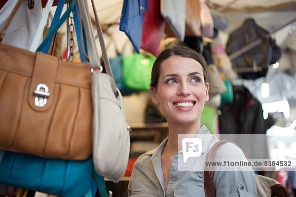 Junge Frau beim Einkaufen  Markt von San Lorenzo  Florenz  Toskana  Italien