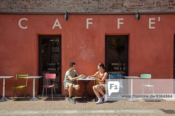 Vor einem Café sitzendes Ehepaar  Florenz  Toskana  Italien