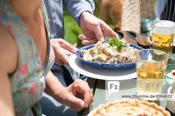 Gruppe von Menschen mit Essen und Bier Nahaufnahme
