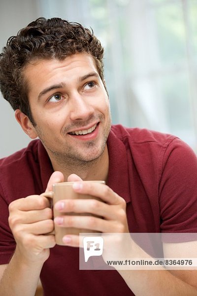 Junger Mann macht Kaffeepause