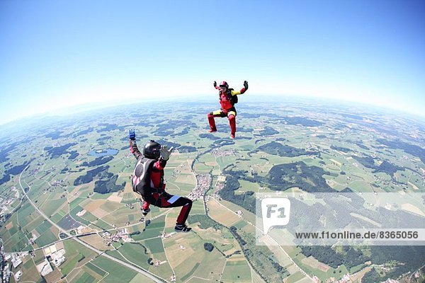Fallschirmspringer haben Spaß über Leutkirch  Bayern  Deutschland