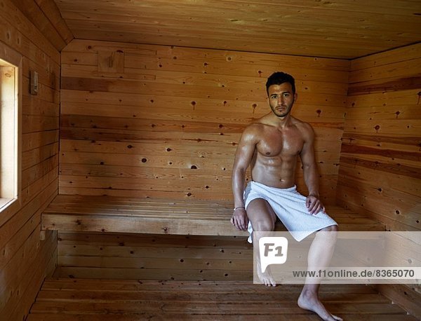Porträt eines muskulösen jungen Mannes in der Sauna
