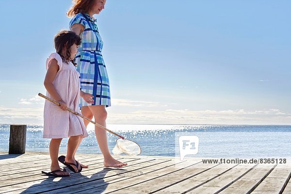 Mutter und Tochter am Pier mit Fischernetz  Utvalnas  Gavle  Schweden