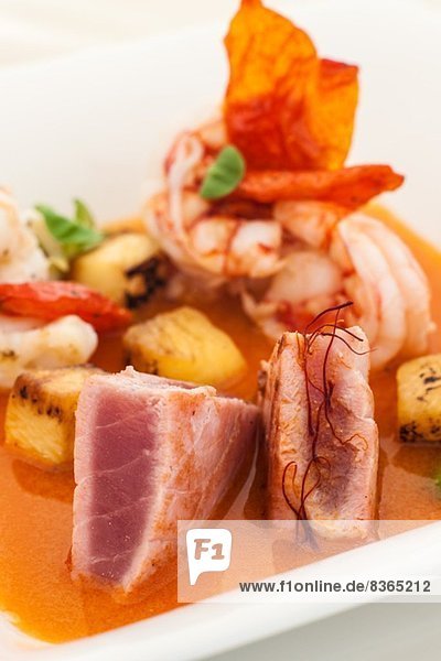 Stilleben mit Fleisch Kartoffeln und Tomatensauce