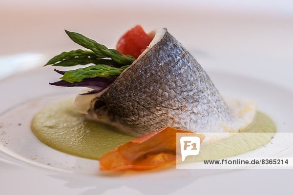 Stilleben mit Fisch gefüllt mit Spargel und Tomate