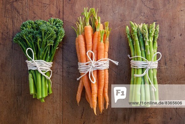 Bündel von Karotten  Brokkoli und Spargel mit Schnur gebunden  Stillleben