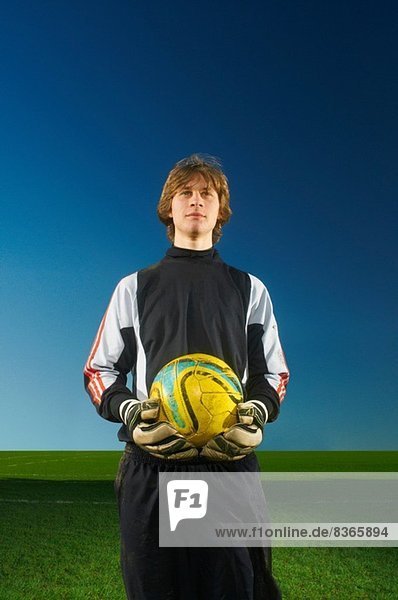 Porträt des Galkeepers mit Fußball