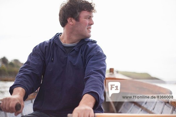 Porträt eines Ruderers im Boot  Wales  UK