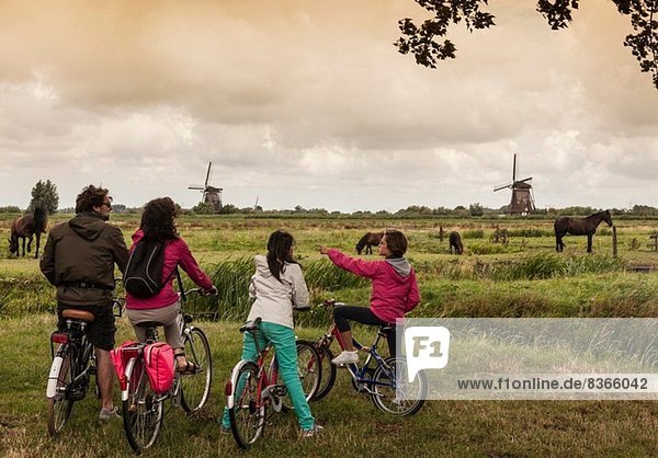 Familie mit zwei Kindern auf dem Fahrrad  Kinderdijk  Olanda  Amsterdam