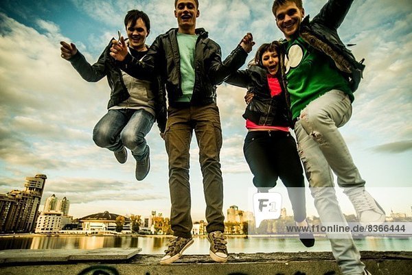 Vier Freunde springen in die Luft  Russland