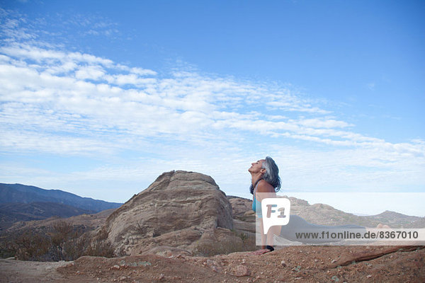 Frau beim Yoga in Vazquez Rocks