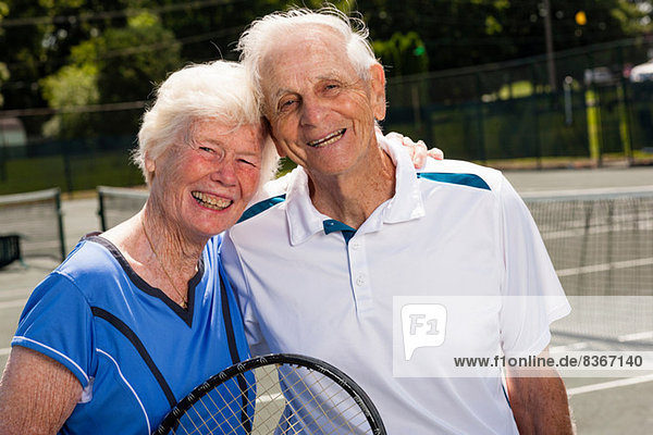Rückansicht des Senioren auf dem Tennisplatz