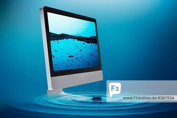 Stilleben mit Computer unter Wasser
