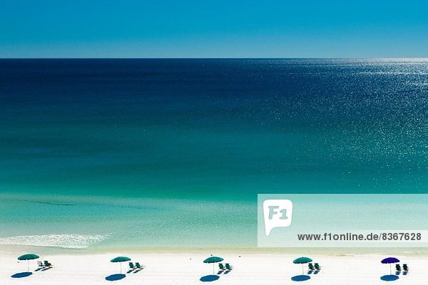 Sonnenschirme und Liegestühle am Strand  Destin  Florida  USA